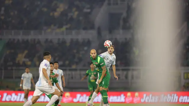 Laga Persebaya Surabaya vs PSIM Yogyakarta pada pekan ke-1 BRI Super League 2025/2026 (Abdul Aziz)