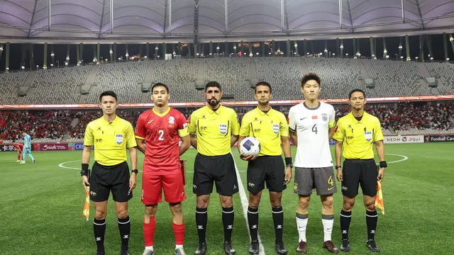 Thoriq Alkatiri (membawa bola) dan Bangbang Syamsudar (paling kanan) memimpin laga di Piala Asia U-20 2025 (Dok. PSSI)