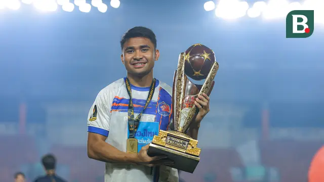 Asnawi Mangkualam Bahar saat mengangkat trofi usai timnya Port FC berhasil keluar menjadi juara Piala Presiden 2025 yang berlangsung di Stadion Si Jalak Harupat, Kabupaten Bandung, pada Minggu (13/7/2025) malam WIB. (Bola.com/Bagaskara Lazuardi)