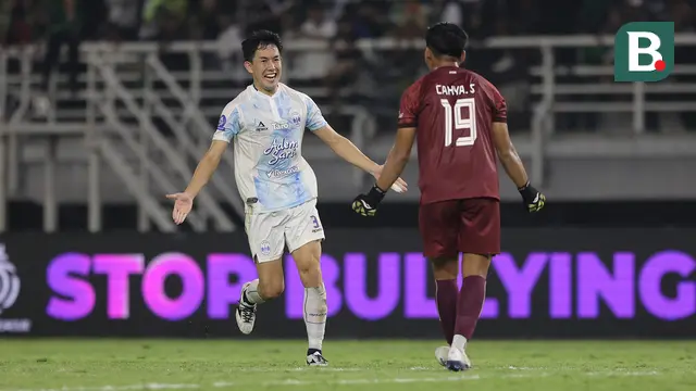 Pemain PSIM Yogyakarta, Yasaku Yamadera merayakan kemenangan usai timnya berhasil mengalahkan Persebaya Surabaya 1-0 pada pertandingan pembuka BRI Super League 2025/2026 di Stadion Gelora Bung Tomo, Jumat (08/08/2025) malam WIB. (Bola.com/Abdul Aziz)