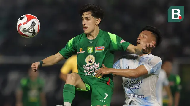 Pemain Persebaya Surabaya, Rivera (kiri) mencoba mengamankan bola dari pemain PSIM Yogyakarta pada pertandingan pembuka BRI Super League 2025/2026 di Stadion Gelora Bung Tomo, Jumat (08/08/2025) malam WIB. (Bola.com/Abdul Aziz)
