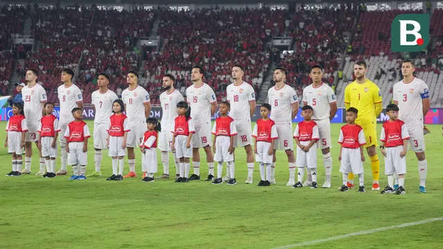 Pemain Timnas Indonesia menyanyikan lagu kebangsaan Indonesia Raya pada laga lanjutan putaran ketiga Grup C Kualifikasi Piala Dunia 2026 melawan Arab Saudi di Stadion Utama Gelora Bung Karno (SUGBK), Senayan, Jakarta, Selasa (19/11/2024). (Bola.com/Abdul Aziz)