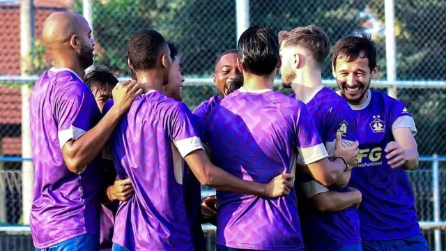 Seluruh elemen tim, terutama para pemain Persik tampak cerita menjelang laga perdana BRI Super League 2025/2026 kontra Bali United di Stadion Kapten I Wayan Dipta Gianyar, Bali, Minggu (10/8/2025). (Bola.com/Gatot Sumitro)