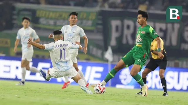 Duel PSIM Yogyakarta melawan Persebaya Surabaya pada laga pertama BRI Super League 2025/2026 di Stadion Gelora Bung Tomo, Surabaya, Jumat (8/8/2025). (Bola.com/Abdul Azis)