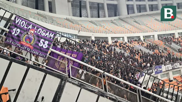 Suporter Persita Tangerang ketika bertandang ke kandang Persija Jakarta. (Bola.com/Muhammad Adi Yaksa).