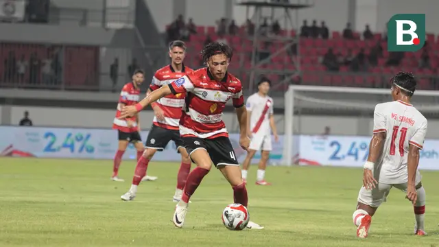 Duel Madura United kontra Persis Solo dalam laga pekan pertama BRI Super League 2025/2026 di Stadion Gelora Madura Ratu Pamellingan, Pamekasan (9/8/2025). (Bola.com/Wahyu Pratama)