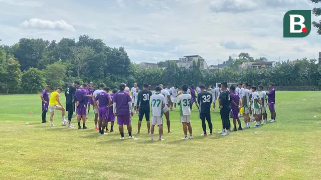 PSS Sleman menjalani latihan reguler di Lapangan Independent School (YIS), Sleman, Yogyakarta, Rabu (12/2/2025) pagi WIB. (Bola.com/Ana Dewi)