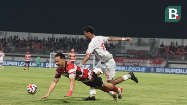Duel Madura United kontra Persis Solo dalam laga pekan pertama BRI Super League 2025/2026 di Stadion Gelora Madura Ratu Pamellingan, Pamekasan (9/8/2025). (Bola.com/Wahyu Pratama)