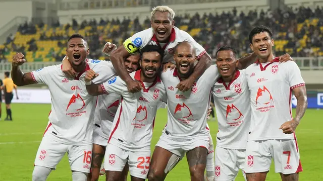 Pemain Malut United merayakan gol yang dicetak David da Silva dalam kemenangan 3-1 atas Dewa United dalam laga pekan pertama BRI Super League 2025/2026 di Stadion Internasional Banten, Sabtu (9/8/2025). Malut United menang 3-1 atas Dewa United. (Bola.com/Gatot Sumitro)