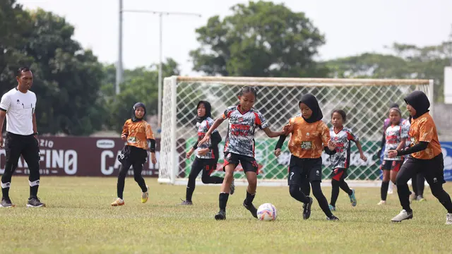 Pertandingan final KU 10 MilkLife Soccer Challenge Semarang Seri 1 2025-2026 antara SDN Klepu 03 kontra SD Nasima berlangsung kompetitif di Stadion Universitas Diponegoro Tembalang, Semarang Jawa Tengah. (Boa.com/Bakti Olahraga Djarum Foundation)