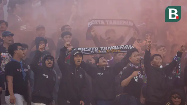 Suporter Persita Tangerang. (Bola.com/M Iqbal Ichsan)