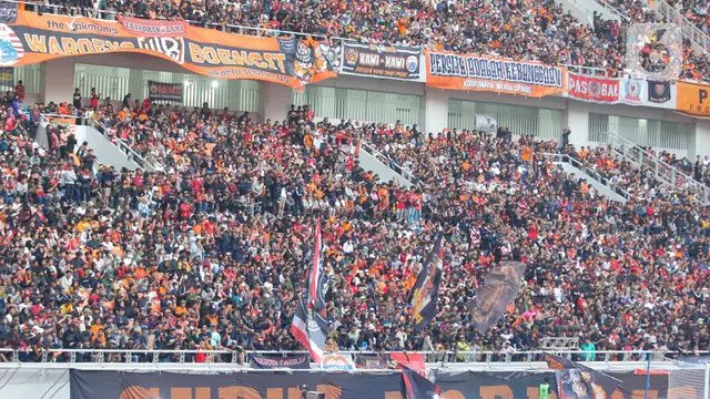Suporter bernyanyi dan meneriakan yel-yel saat peresmian Stadion Jakarta International Stadium (JIS) di Jakarta, Minggu (24/7/2022). Sederet artis papan atas Ibu Kota turut meramaikan acara tersebut antara lain Dewa 19 dan Virzha, Kotak Band serta Setia Band. Selain itu, panitia juga akan menggelar pertandingan persahabatan sepakbola. (Liputan6.com/Herman Zakharia)