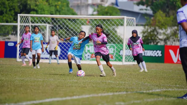 Pertandingan final KU 12 MilkLife Soccer Challenge Semarang Seri 1 2025/2026 yang mempertemukan SDN Sendangmulyo 04 melawan SDN Karangsono 2 Mranggen di Stadion Universitas Diponegoro, Tembalang, Semarang Jawa Tengah. (Bola.com/Bakti Olahraga Djarum Foundation)