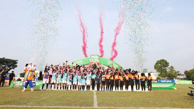 Para pemenang MilkLife Soccer Challenge Semarang Seri 1 2025/2026 yang berlangsung di Stadion Universitas Diponegoro Tembalang dan Lapangan Arhanud Jatingaleh pada 5 hingga 10 Agustus 2025. (Bola.com/Bakti Olahraga Djarum Foundation)