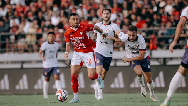 Gelandang Bali United, Mirza Mustafi (10), dalam pertandingan melawan Persik Kediri pada pekan perdana BRI Super League 2025/26 di Stadion I Wayan Dipta, Gianyar, Minggu (10-8-2025). (Bola.com/Alit Binawan)