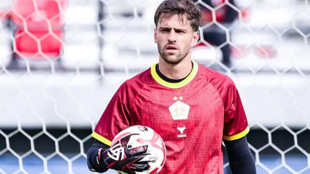 Kiper Persik Kediri, Leo Navacchio, tampil heroik saat timnya menahan Bali United 1-1 pada pekan perdana BRI Super League 2025/2026 di Stadion Kapten I Wayan Dipta Gianyar, Bali, Minggu (10/8/2025). (Bola.com/Gatot Sumitro)