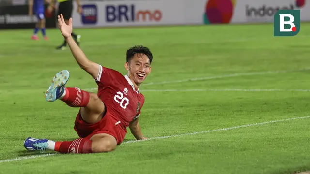Selebrasi gelandang Timnas Indonesia U-20, Arlyansyah Abdulmanan setelah mencetak gol penyeimbang 2-2 ke gawang Uzbekistan U-20 pada laga uji coba internasional di Stadion Madya, Senayan, Jakarta, Selasa (30/1/2024). (Bola.com/M Iqbal Ichsan)