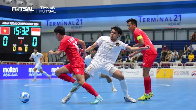 Pemain Timnas futsal Indonesia, Firman Ardiansyah berusaha merebut bola dari kaki pemain Vietnam pada laga final Piala AFF 2024 yang berlangsung di Terminal 21 Korat, Nakhon Ratchasima, Thailand, Minggu (10/11/2024) malam WIB. (Dok. Federasi Futsal Indonesia)