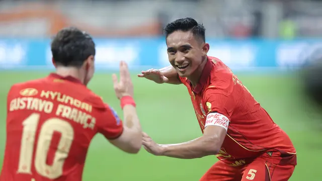 Bek Persija Jakarta, Rizky Ridho, berselebrasi setelah menjebol gawang Persita Tangerang dalam laga pekan pertama BRI Super League 2025/2026 di Jakarta International Stadium (JIS), Minggu (10/8/2025) malam WIB. (Bola.com/M. Iqbal Ichsan)