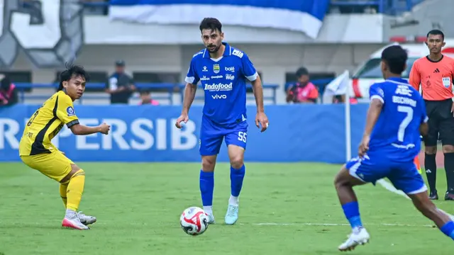 Aksi pemain Persib Bandung, Frans Putros, pada laga BRI Super League 2025/2026 (Dok. I.League)