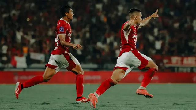 Penyerang Bali United, Boris Kopitovic, berselebrasi dengan kapten Bali United, Ricky Fajrin, usai mencetak gol ke Gawang Persik Kediri di Stadion Kapten I Wayan Dipta, Giantar, pada pekan perdana BRI Super League 2025/26, Minggu (10-8-2025). (Bola.com/Alit Binawan)