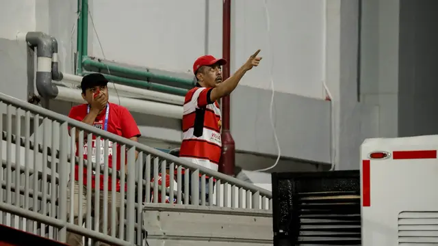 Komisaris PT PBMB, Zia Ul Haq, mencoba menenangkan suporter Persis Solo yang melakukan provokasi dan lemparan saat pertandingan di Stadion Gelora Madura Ratu Pamellingan, Pamekasan (9/8/2025). (Dok. Madura United)