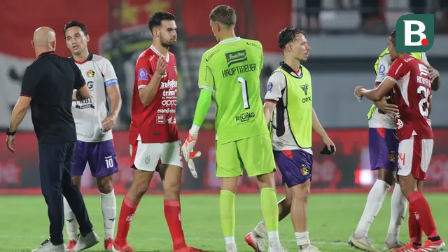 Penyerang Bali United Jens Raven menghampiri rekan setimnya Mike Hauptmeijer usai pertandingan menghadapi Persik Kediri. (Alit Binawan/Bola.com)