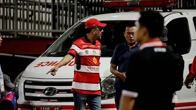 Komisaris PT PBMB, Zia Ul Haq, berkoordinasi dengan pihak keamanan saat pertandingan di Stadion Gelora Madura Ratu Pamellingan, Pamekasan (9/8/2025). (Dok. Madura United)