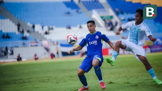 Gelandang Arema FC, Valdeci Moreira dalam duel melawan PSBS Biak pada pekan pertama BRI Super League 2025/2026 di Stadion Kanjuruhan, Malang, Senin (11/8/2025). (Bola.com/Iwan Setiawan)