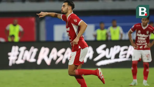 Penyerang Bali United Jens Raven memasuki lapangan Stadion Dipta saat menghadapi Persik Kediri pada BRI Super League 2025/2026. (Alit Binawan/Bola.com)