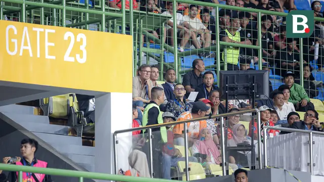 Pelatih kepala Timnas Indonesia, Patrick Kluivert (tengah) bersama asisten pelatih Alex Pastoor (kiri), Gerald Vanenburg (kedua kiri), dan Denny Lanzaat duduk di tribune VIP saat menyaksikan laga Persija Jakarta melawan PSBS Biak dalam laga lanjutan BRI Liga 1 2024/2025 di Stadion Patriot Candrabhaga, Bekasi, Minggu (02/02/2025). (Bola.com/Bagaskara Lazuardi)