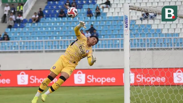 Kiper Adi Satryo menjalani debut di Arema saat menjamu PSBS Biak pada pekan pertama BRI Super League 2025/2026 di Stadion Kanjuruhan, Kabupaten Malang, Senin (11/8/2025). (Bola.com/Iwan Setiawan)