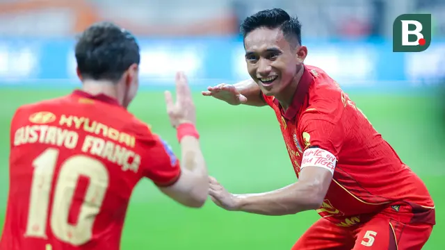 Pemain Persija Jakarta, Rizky Ridho, bersama Gustavo Franca berselebrasi setelah mencetak gol ke gawang Persita Tangerang dalam laga pekan pertama BRI Super League 2025/2026 di Jakarta International Stadium (JIS), Minggu (10/8/2025) malam WIB. (Bola.com/M Iqbal Ichsan)