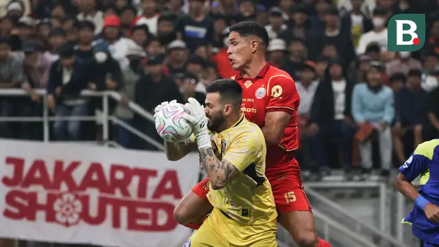Van Basty Sousa (kanan) berduel dengan kiper Arema FC, Lucas Frigeri dalam laga persahabatan yang diselenggarakan di markas kebanggaan Macan Kemayoran, Jakarta International Stadium (JIS), Sabtu (26/7/2025). (Bola.com/Abdul Aziz)