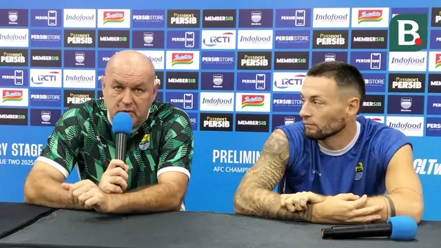 Pelatih Persib Bandung, Bojan Hodak (kiri), dan playmaker Marc Klok berbicara ke media jelang laga kontra Manila Digger. (Bola.com/Erwin Snaz)