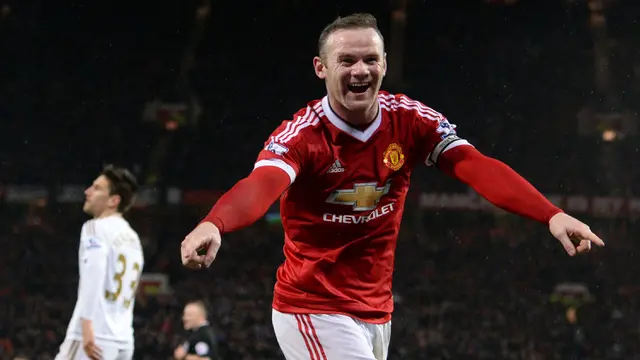 Selebrasi striker Manchester United, Wayne Rooney setelah menjebol gawang Swansea City pada laga Liga Inggris 2015/2016 di Old Trafford Stadium, Manchester (2/1/2016). Wayne Rooney menjadi pemain MU dengan raihan gol terbanyak di bawah manajer Alex Ferguson. Sejak didatangkan dari Everton pada awal musim 2004/2005 hingga 2012/2013 ia total mencetak 141 gol dari 178 laga. Hingga meninggalkan MU pada akhir musim 2016/2017 ia total mencetak 183 gol dari 393 laga. (AFP/Oli Scarff)