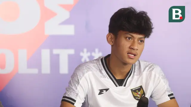 Pemain Timnas U-17 Mierza Firjatullah, menjawab pertanyaan dalam diskusi sekaligus jumpa pers perkenalan Mizone COCOBOOST di Jakarta, Rabu (30/4/2025). (Bola.com/M Iqbal Ichsan)