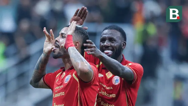 Pemain Persija Jakarta, Maxwell, bersama Allano berselebrasi setelah mencetak gol ke gawang Persita Tangerang dalam laga pekan pertama BRI Super League 2025/2026 di Jakarta International Stadium (JIS), Minggu (10/8/2025) malam WIB. (Bola.com/M Iqbal Ichsan)