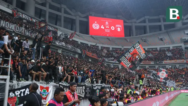 Suasana penonton saat pertandingan Persija Jakarta melawan Persita Tangerang dalam laga pekan pertama BRI Super League 2025/2026 di Jakarta International Stadium (JIS), Minggu (10/8/2025) malam WIB. (Bola.com/M Iqbal Ichsan)