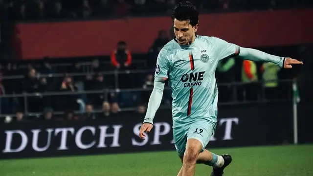 Aksi Thom Haye bersama Almere City di Eredivisie 2024/2025 (Instagram/thomhaye)