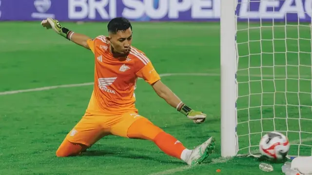 Aksi kiper PSM Makassar, Reza Arya saat menghadapi Persijap Jepara di pekan pertama BRI Super League 2025/2026 yang berlangsung di Stadion Gelora BJ. Habibie, Parepare, Jumat (8/8/2025). (Dok. PSM Makassar).