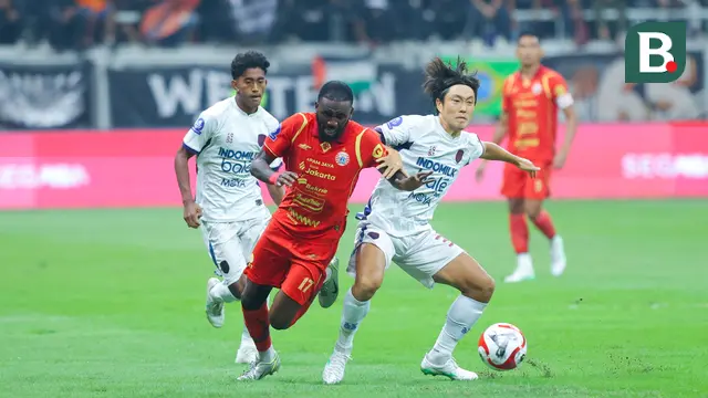 Pemain Persija Jakarta, Allano berebut bola dengan pemain Persita Tangerang, Shin Young-bae, dalam laga pekan pertama BRI Super League 2025/2026 di Jakarta International Stadium (JIS), Minggu (10/8/2025) malam WIB. (Bola.com/M Iqbal Ichsan)