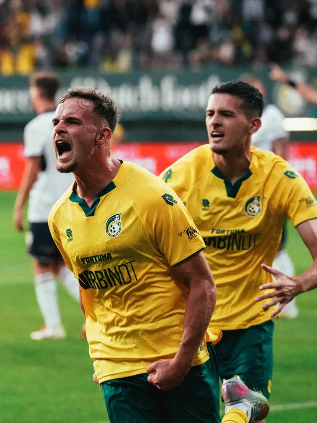 Bek Timnas Indonesia, Justin Hubner (belakang), tampil selama 90 menit penuh saat Fortuna Sittard bermain imbang 2-2 kontra Go Ahead Eagles pada laga pekan perdana Eredivisie di Fortuna Sittard Stadion, Sabtu (9/8/2025) dini hari WIB. (dok. Fortuna Sittard)