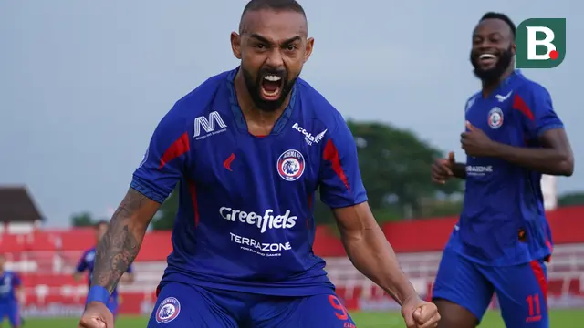 Dalberto Luan Belo berhasil mencetak gol kedua untuk Arema FC saat melawan PSBS Biak pada laga pekan ke-16 BRI Liga 1 2024/2025 di Stadion Soepriadi, Kota Blitar, Sabtu (21/12/2024) sore WIB. (Bola.com/Iwan Setiawan)