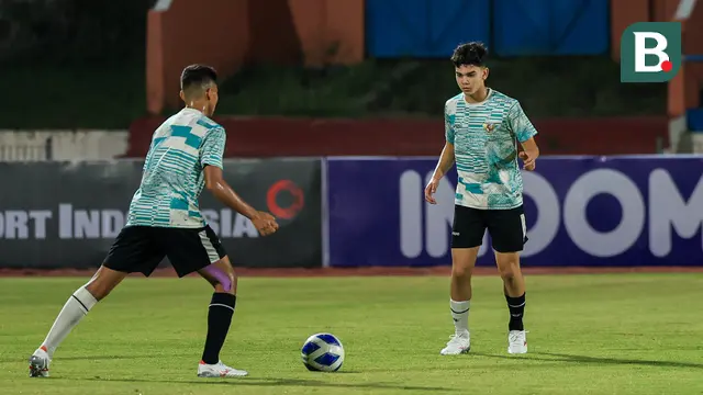 Caption: Pemain diaspora Timnas Indonesia U-16, Mathew Baker, saat tengah menjalani sesi latihan di Stadion UNS, Solo, Kamis (20/6/2024), menjelang laga perdana Grup A Piala AFF U-16 2024. (Bola.com/Radifa Arsa)
