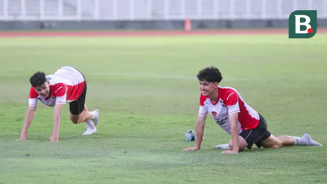 Sebagai saudara kandung, Timothy dan Mathew Baker kerap menunjukkan sisi keakraban. Bahkan, tak jarang keduanya saling bersendang gurau dengan diiringi canda tawa dalam sesi latihan Timnas Indonesia U-20. (Bola.com/M Iqbal Ichsan)