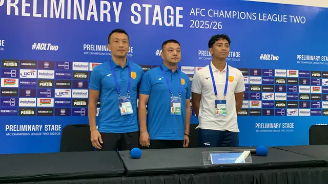 Pelatih Manila Digger, Li Haijun (tengah), dalam sesi jumpa pers jelang laga play-off AFC Champions League Two antara Persib vs Manila Digger di Stadion Gelora Bandung Lautan Api, Bandung. (Bola.com/Muhammad Faqih)