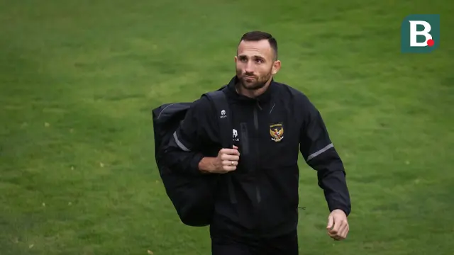 Pemain Timnas Indonesia, Ilija Spasojevic kembali mendatangi tempat latihan untuk persiapan menjelang laga leg pertama semifinal Piala AFF 2022 menghadapi Vietnam di Lapangan A, Kompleks Gelora Bung Karno, Jakarta, Rabu (04/01/2023). (Bola.com/Bagaskara Lazuardi)