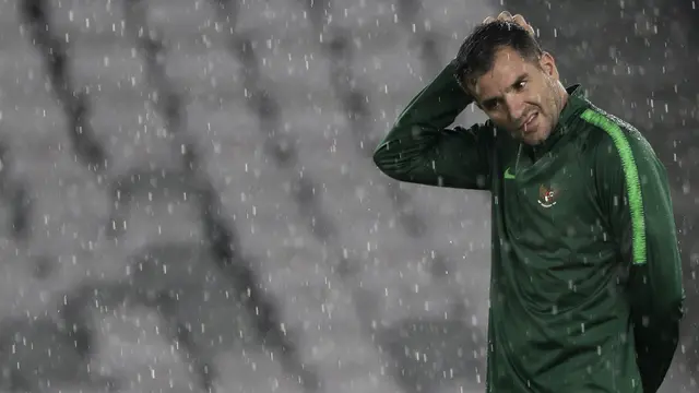 Pelatih Timnas Indonesia, Simon McMenemy, memperhatikan pemainnya saat latihan di SUGBK, Jakarta, Jumat (14/6). Latihan ini persiapan jelang laga persahabatan melawan Vanuatu. (Bola.com/Yoppy Renato)