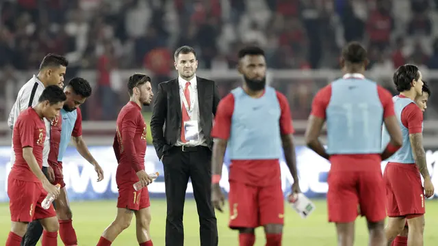 Pelatih Timnas Indonesia, Simon McMenemy, tampak lesu usai ditaklukkan Malaysia pada laga kualifikasi Piala Dunia 2022 di SUGBK, Jakarta, Kamis (5/9). Indonesia takluk 2-3 dari Malaysia. (Bola.com/M Iqbal Ichsan)